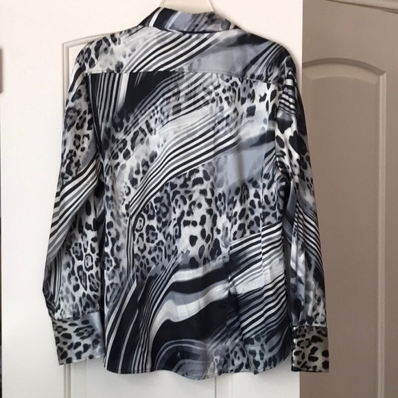 Chico’s Silver Black Animal Print Satin Long Sleeve Button Down Blouse Sz 2 (L) - Picture 2 of 9